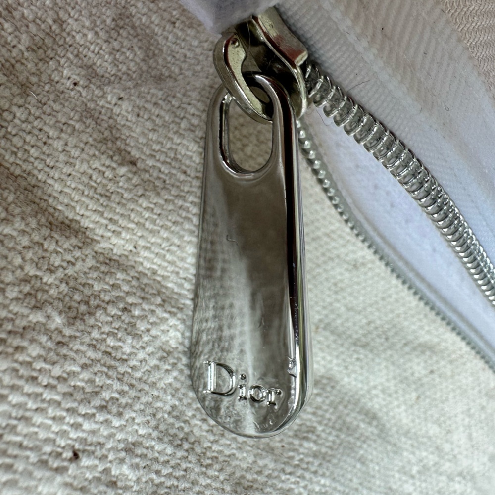 Beautiful Dior Beauty Pouch with embroidered flower petals and Dior in silver - Picture 2 of 10